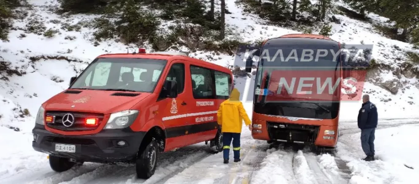 Καλάβρυτα: Ακινητοποιημένο στα χιόνια τουριστικό λεωφορείο με 30 επιβάτες! (φωτό)